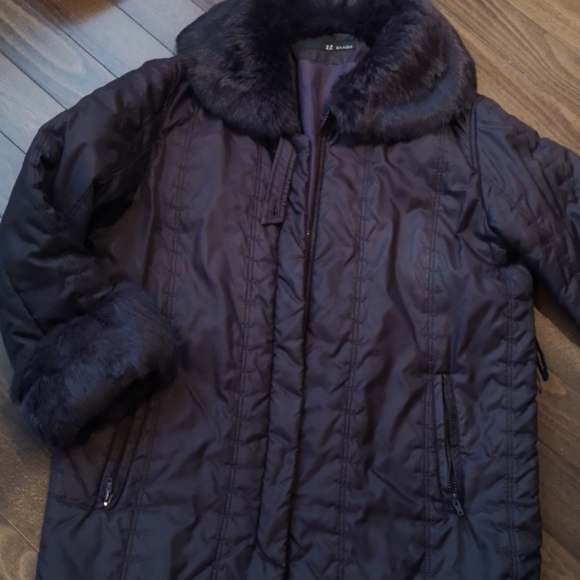 Beautiful aubergine winter jacket with fur details - Picture 3 of 16